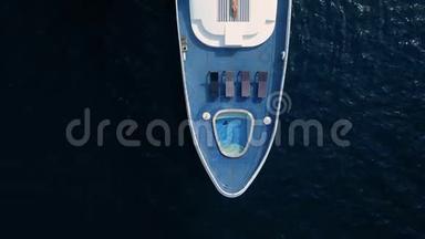 马尔代夫远洋豪华私人游艇上的女人
